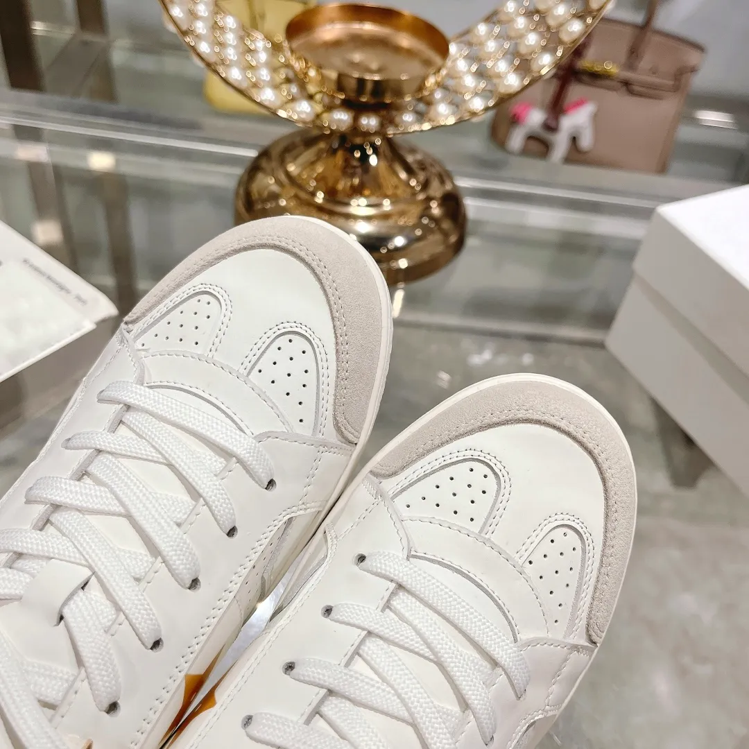 👟👟Ex-factory price 560👟👟Dior2024 new white shoes, Dior Dior Star women's sports shoes, very light summer white shoes. The upper is carefully made of imported suede, decorated with tonal suede panels, metal stars decorate the lace eyelets, and breathable mesh inside. The upper is punched and designed not to stuffy the feet. It is equipped with Christian Dior logo and thin soles. The thick sole is suitable for all seasons! Size: 35-41 (40 and 41 are customized and cannot be returned or exchanged)